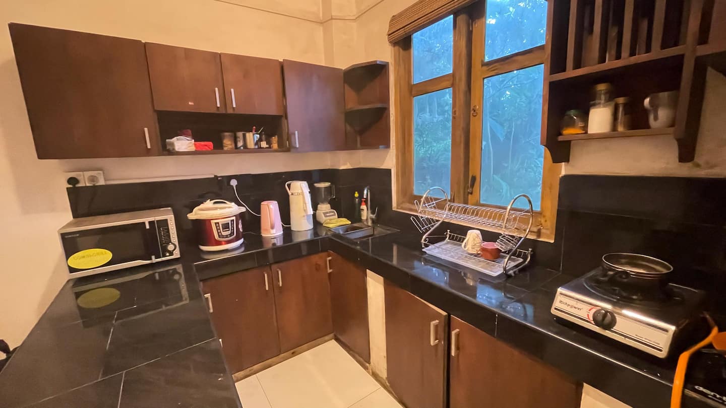 The fully equipped kitchen